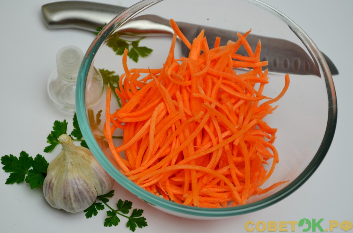 4 нарезать морковь в виде удлиненной стружки