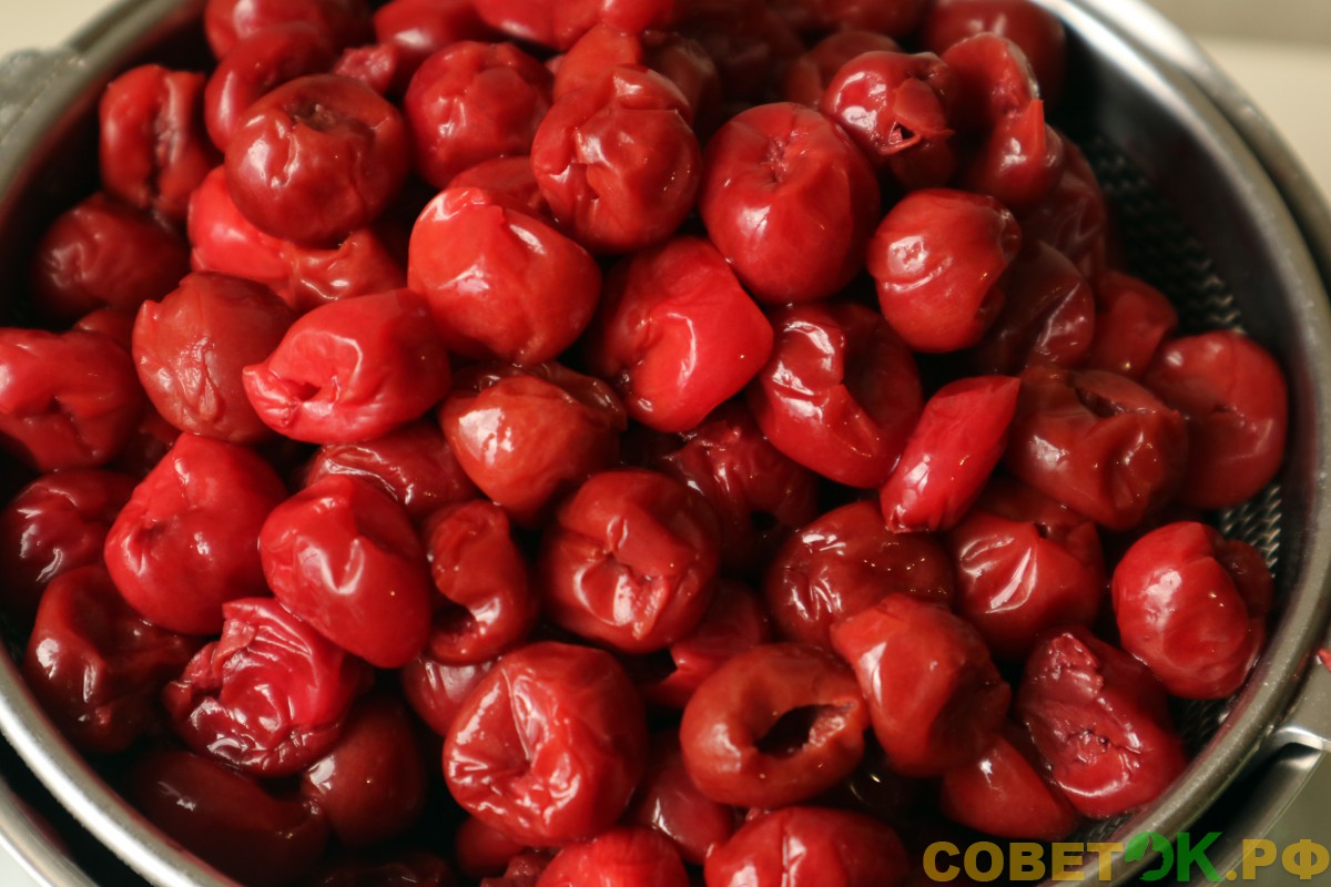 3 свежие ягоды вишни без косточки, выложите в дуршлаг