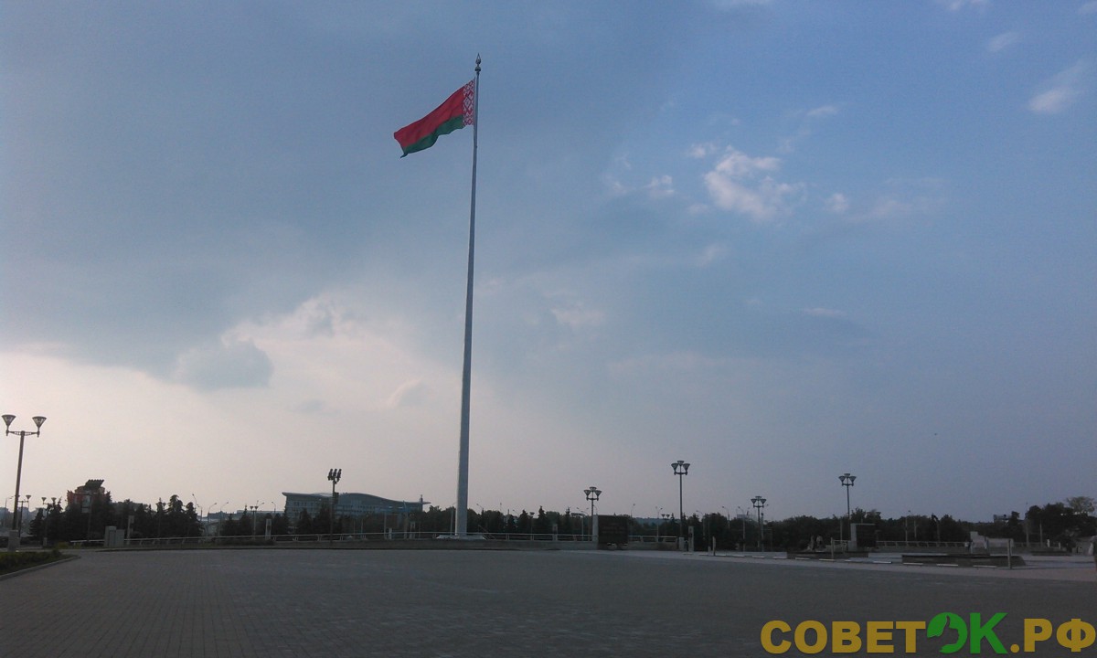 18 Площаль Национального флага с огромным флагом Республики