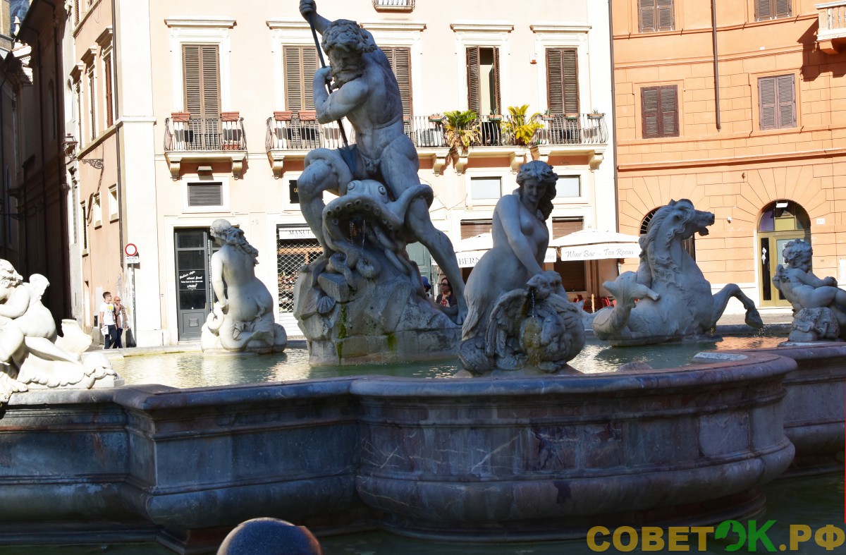 15 фонтан Треви около площади Piazza di Trevi