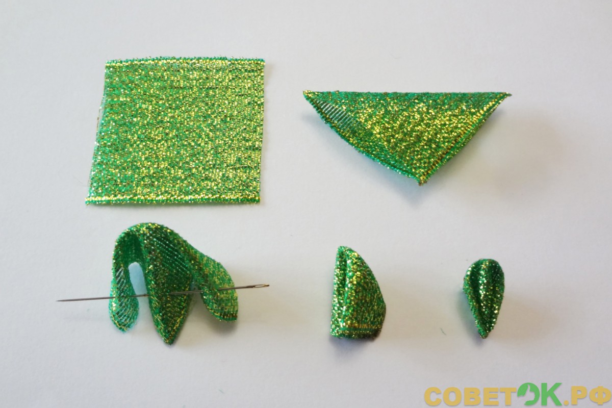 3 скругленные лепестки из зеленой парчи