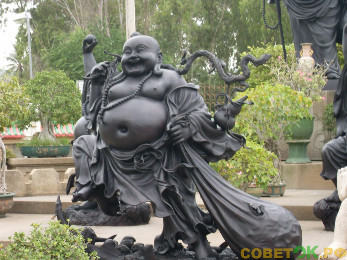 7 черная скульптура Будды в Паттайе