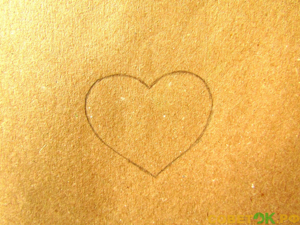 2 На листе бумаги рисуем контур сердца
