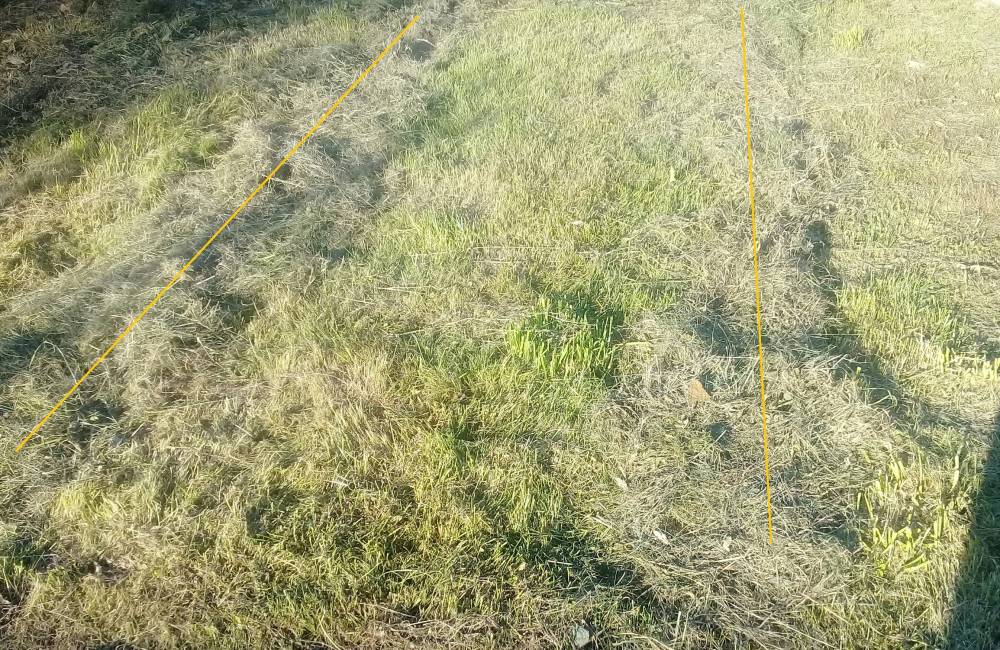 Выравнивание участка скошенной травой