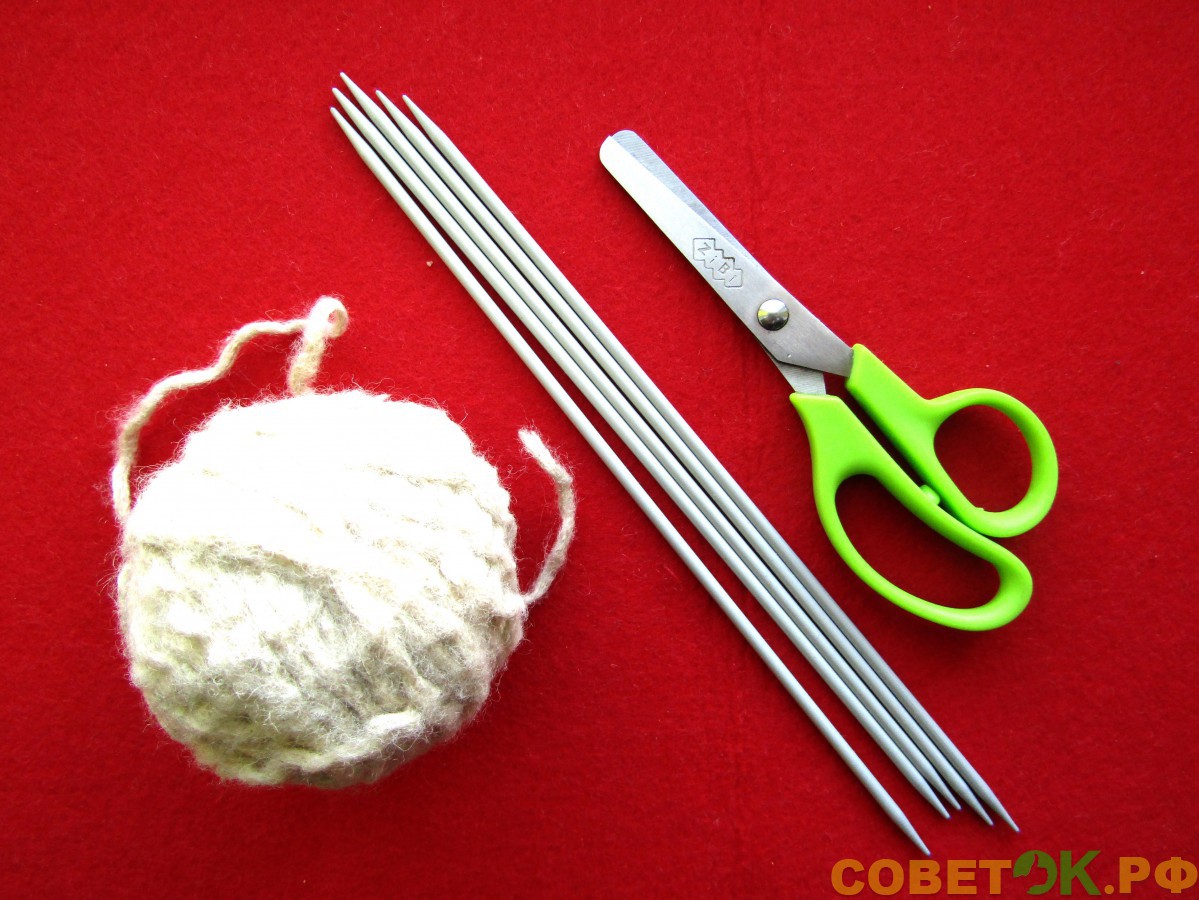 1  Материалы для вязания варежек: пять носочных спиц; клубок ниток; ножницы.